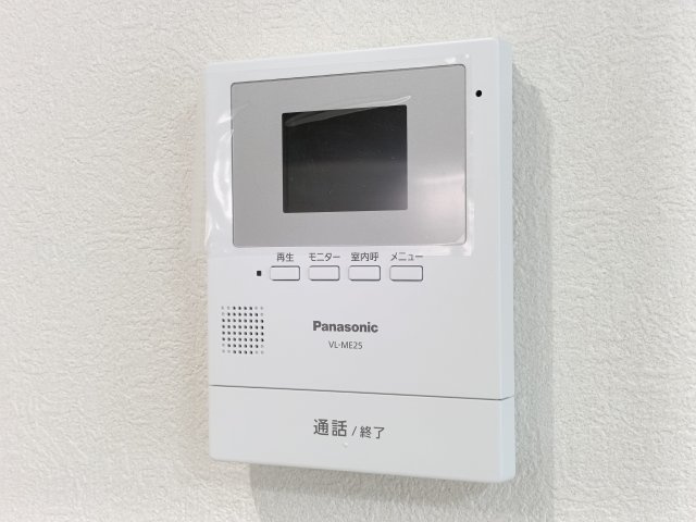 【TVモニター付きインターフォン】　訪問者の顔を見ることができるので、安心してドアを開けられます。