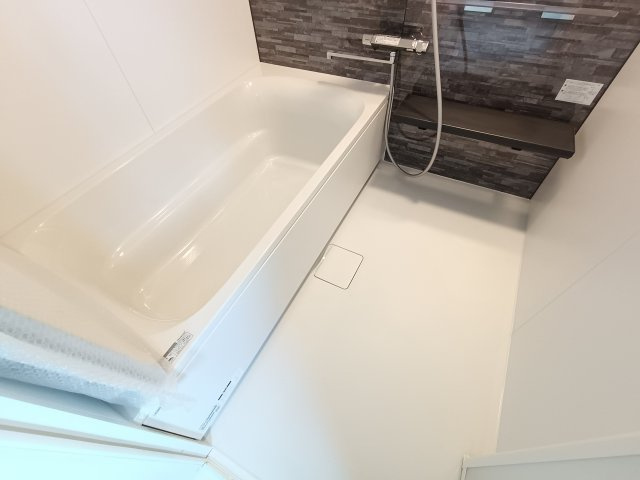 【浴室】　ゆったりとした時間とともに、一日の疲れを癒すバスルーム。