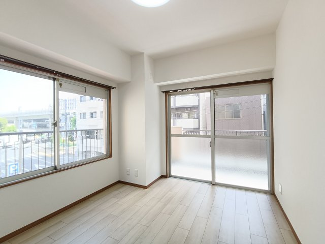 【洋室約4.0帖】　バルコニーに面した2面採光の明るいお部屋です。陽気に楽しみ、やすらぐ室内。