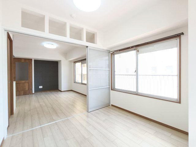 【洋室約4.0帖】　リビング隣接の居室、続き間としての利用やセパレート型、使い勝手良いお部屋です。用途様々です♪バルコニーに面しており、開放感あります♪