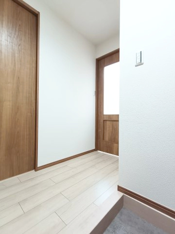 【廊下】　美しい木目が暮らしに温もりと安心感を与えてくれます。