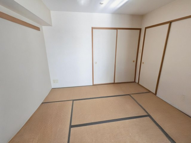 座ったり寝転んだりと、ゆったりくつろげる快適空間。クッション性があるので、お子様の遊び場としても重宝しますね♪（本画像はCG加工により家具・家財等を消去しています。実際の現況とは異なります。）