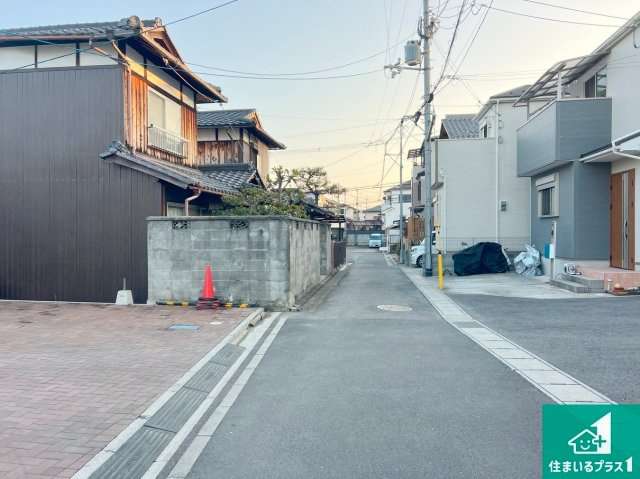 周辺は閑静な住宅街！前面道路広々で車の出し入れも便利です。駐車が苦手な方でも安心して車庫入れできます！