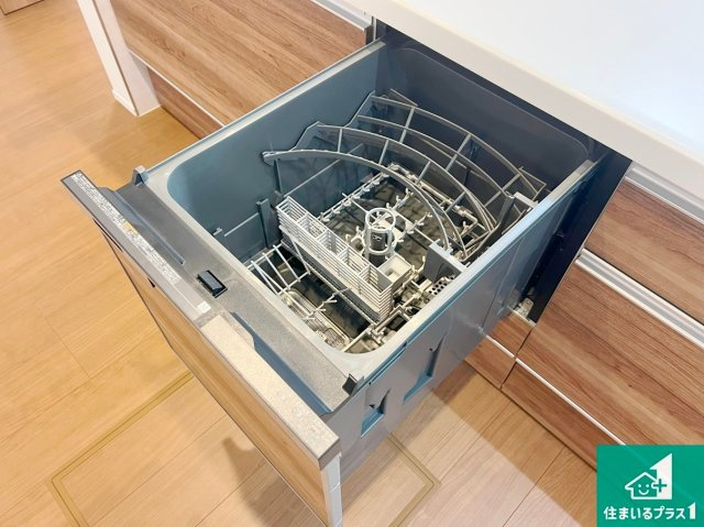 食事後の一仕事、食器洗いをボタン一つでお任せできちゃいます！場所を取らないビルトイン式なので、お料理スペースもしっかり確保！