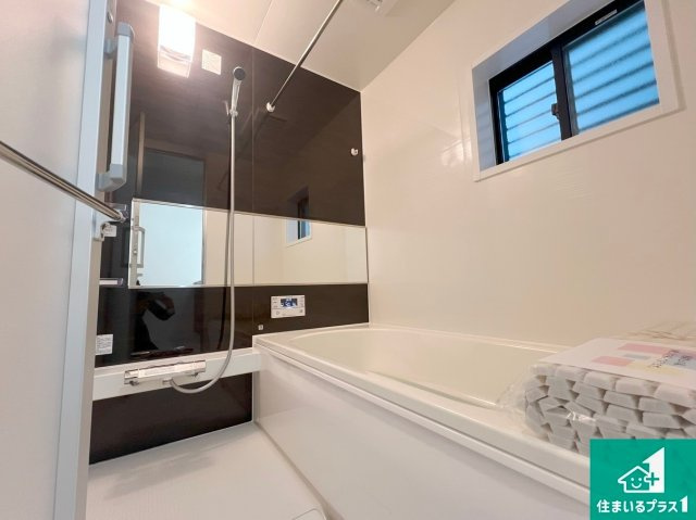 足をゆったり伸ばして寛げる浴槽です。窓が設けられていますので差し込む光が明るく穏やかな雰囲気にしてくれます♪浴室乾燥機も設置しているので、雨の日の洗濯物も安心です♪