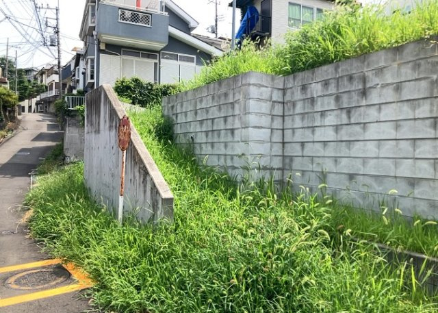 土地の形が極端に長細かったり、狭小地、あるいは道路との高低差がある傾斜地だった場合、後々売ろうとしても買い手がつかない場合もあります。後々、売却することになった時に価値の下がらない土地を選びましょう。