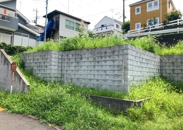 土地の面積＝住宅面積ではありません。建ぺい率の問題などで、土地のある場所によって住宅を建てられる面積は限られています。高さもしかり、「土地」という言葉の中には、建築条件も含まれると考えておきましょう。