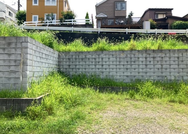 家を建てる場合、方位は要チェックです。現実的に日当たりのよい家ならばリビングは南側、建築基準法でも北側に当たる家への配慮は求められています。土地を見学に行く際は、方位磁針を持って行くようにしましょう。
