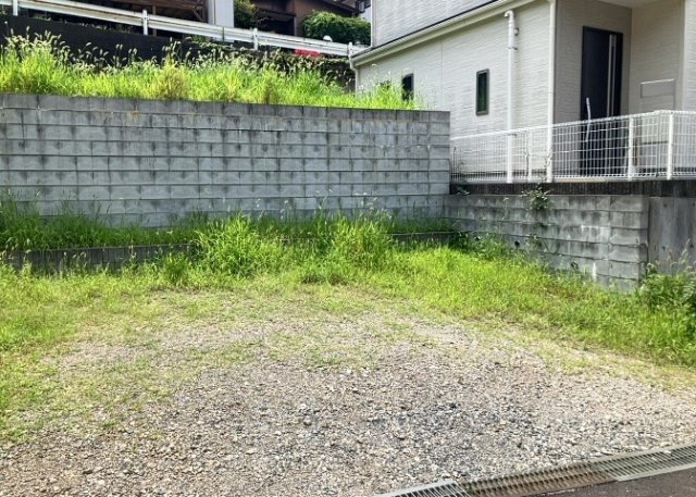 土地を買う際、住む地域の自治体や福祉の補助制度にも注目してみましょう。子供や老人の医療補助やゴミ出しのルールなど、自治体によってルールに大きな違いがあるため、暮らしやすい土地で判断するとよいでしょう。