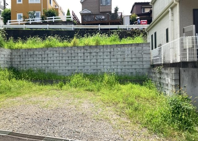 土地の前の道路に消火栓が設置されていることがあります。この場合、道路交通法第45条第1項により、駐車禁止の場所が指定されています。そのため、車庫などの駐車スペースをつくることができない場合があります。