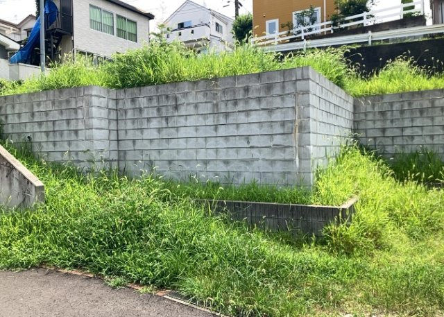現地に行くなら、物件の周囲の地形がどうなっているかを見ることも大切です。周辺より低くなっている土地では、大雨などで水が集まりやすいため、地盤が弱くなっているということも考えられるため、注意が必要です。