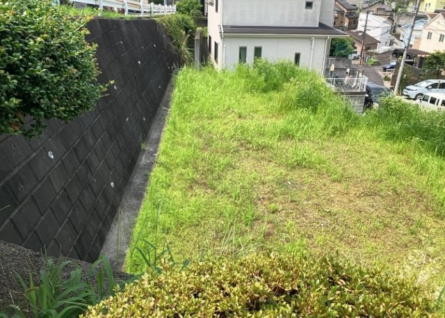 土地購入を検討されている場合、境界杭がない状態で購入してしまうと境界確定測量をする必要があり、費用がかかります。購入の前に、売主、隣土地所有者立ち合いのもと境界を確定し境界杭を設置するのがベストです。