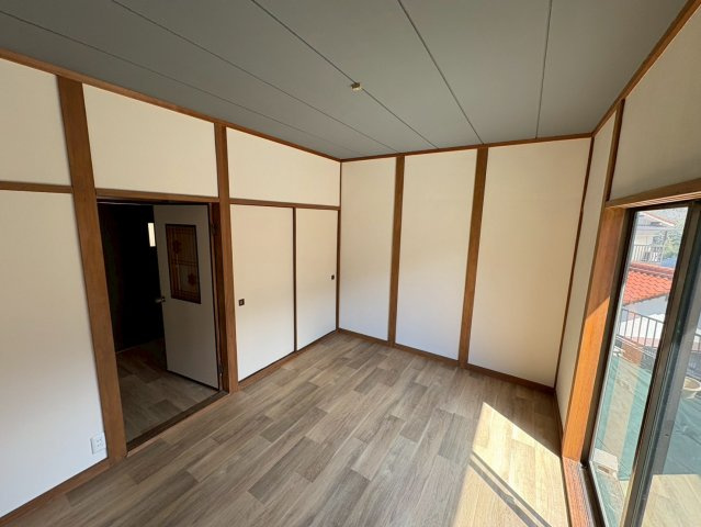 押入付きで収納力のある6帖洋室。室内はシンプルで家具の配置もしやすく、寝室や子供部屋としても使いやすい空間です。玄関から近く、生活動線も良好で、日常使いしやすいお部屋となっています。　