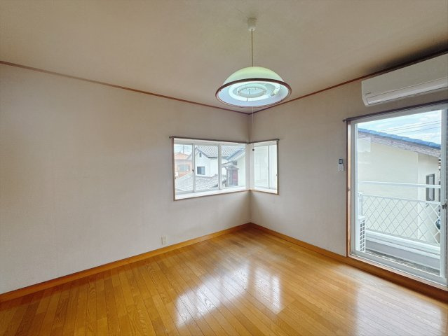 ■2階洋室｜ナチュラルカラーの床です。模様替えなどとても楽しく工夫できます♪陽当たり、風通しもとても良いので毎日快適な生活スタートです！子供部屋にも良いですね♪