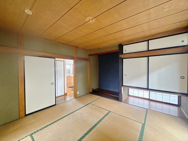 ■2階和室｜意外と場所をとるアイロンがけや、お洗濯物を畳むときにも広々と使うことができ、ちょっと一休みしたいとき、すぐに横になれるのも魅力です♪