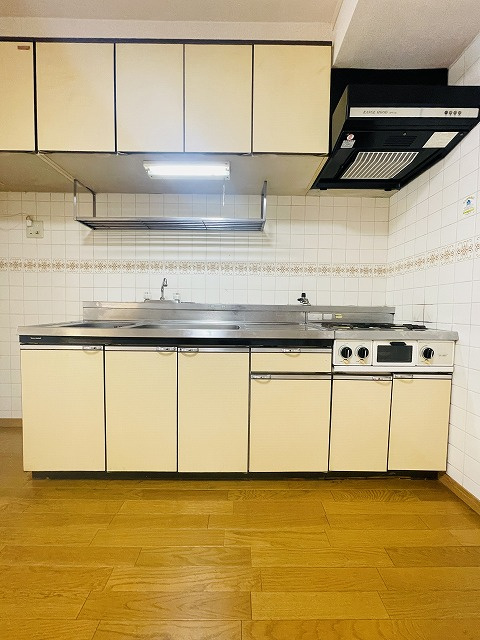 収納・調理スペースも十分のキッチンです。