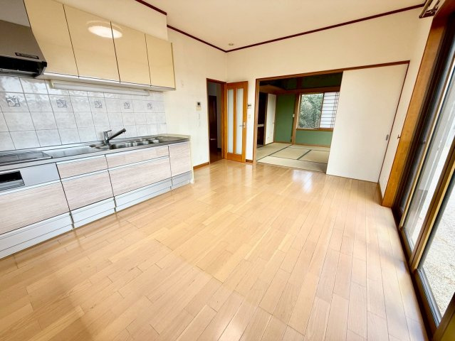 LDK10帖！続き間には和室！引き戸を開ければリビングと一体に、閉じれば静かな個室として活用可能です