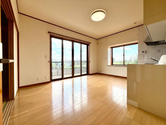 窓が多く明るい室内！