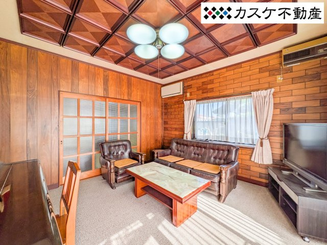 縁側へと続く開放的なリビングは、内と外が緩やかに繋がる心地よい設計。季節の風を感じながら、読書や昼寝を楽しむ贅沢な日常が叶います。　