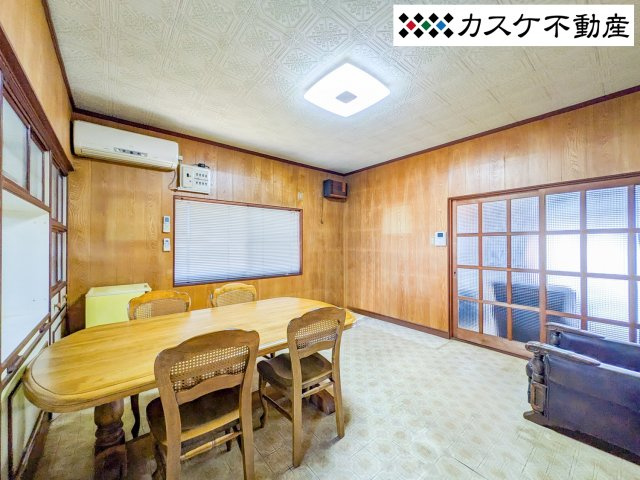 約8帖の居間と隣接したダイニングは、家族が自然と集まり会話が弾む温かな空間。キッチンからの動線もスムーズで、配膳や片付けも効率的に行えます。明るい陽光に包まれながら、賑やかな朝食の時間を楽しめます。　