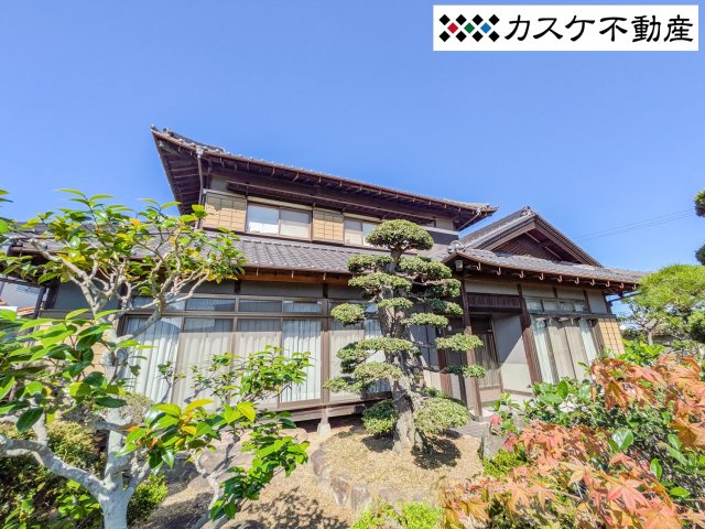 150坪の広大な敷地には、趣深い石組みや植栽が施された日本庭園が広がります。南向きで陽当たりも良く、縁側に座って四季折々の美しさを眺めるのも良いですね！　