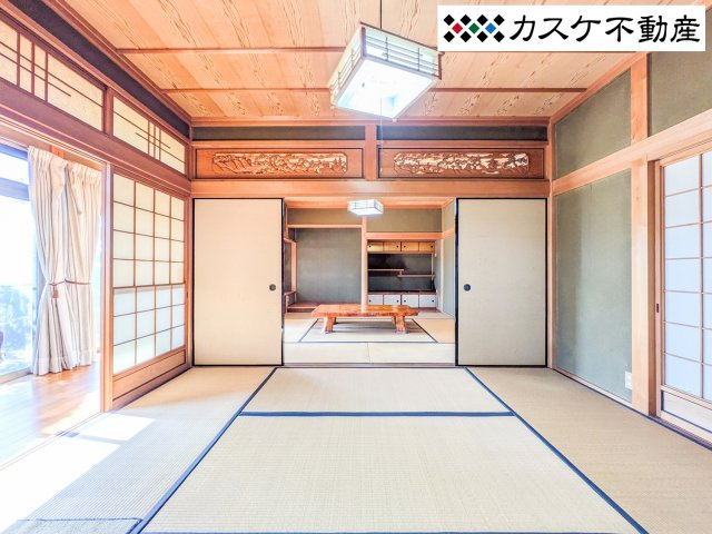二間続きの和室は、襖を開放することで大空間として活用可能。親戚が集まる行事や法要など、大人数での集まりも自宅でゆとりを持って行えます。日本の伝統を感じる空間で、家族の絆を深める穏やかな時を刻めます。　