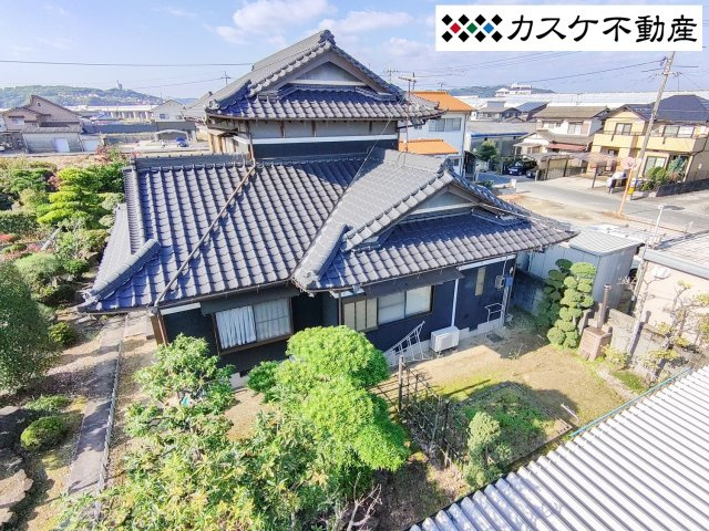 150坪の広大な敷地に佇む、重厚感溢れる和風日本家屋。伝統的な屋根の造形と趣ある外壁が、住む人の誇りを満たします。電動シャッター付きの車庫も完備し、機能性と美しさを兼ね備えた唯一無二の佇まいです。　