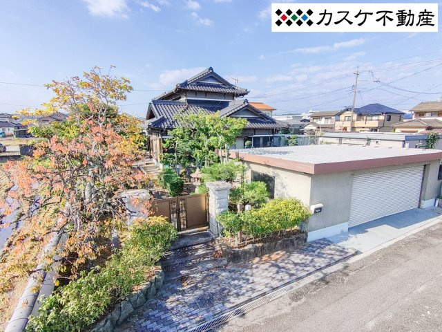 南向きで陽当たりを最大限に享受する設計。しっかりとした基礎と構造が、家族の安心を支えます。広い敷地内では駐車3台以上が可能で、広大な庭を活かした外構のアレンジも楽しめる、可能性に満ちた外観です。　