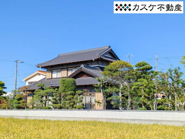 田園風景に美しく溶け込む、落ち着いた外観。門から玄関までのアプローチも趣深く、訪れる人を優しく迎え入れます。手入れの行き届いた庭園が建物を引き立て、150坪のスケール感を感じさせる立派な一軒です。　
