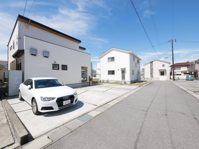 閑静な住宅街の一角　カースペースは並列4台駐車可能
