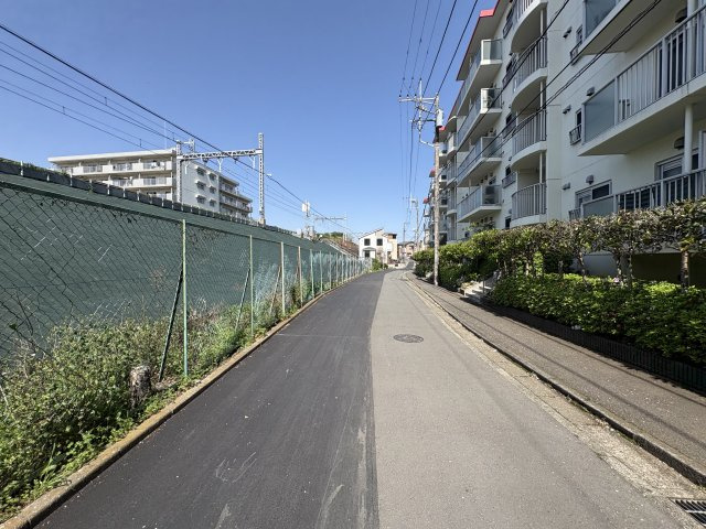 ◎前面道路も広々しており、車の行き来もスムーズに対応可能となります。