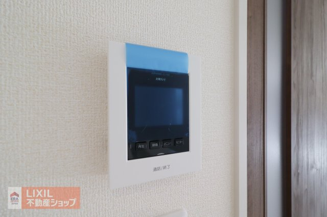 【TVモニター付インターホン】来客の顔が分かるTVモニター付ドアホン。不在時には、カラー録画もしてくれるのでセキュリティも安心です！しっかりと声も聞こえますので2重で安心ですね。