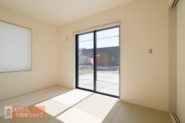 【和室】現地完成写真。日当たりの良い和室はゆったりくつろぎスペース。お子様の遊び場としても重宝しますね♪汚れも拭き取りやすいシステム畳です