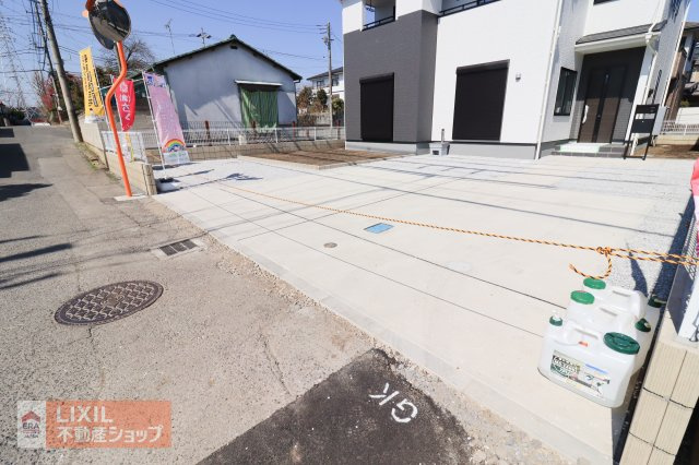 【駐車スペース】現地完成写真。ゆったりとした駐車スペースは土間舗装されているので雨の日も安心です。