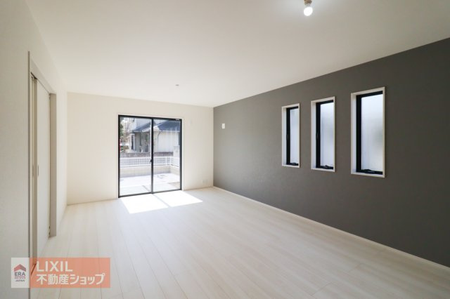【リビング】現地完成写真。白を基調とした明るいフローリングが採光を優しく照らしより明るい印象に。アクセントクロスがおしゃれなリビング。明るい日差しの入るリビングは家族団らんの場所♪