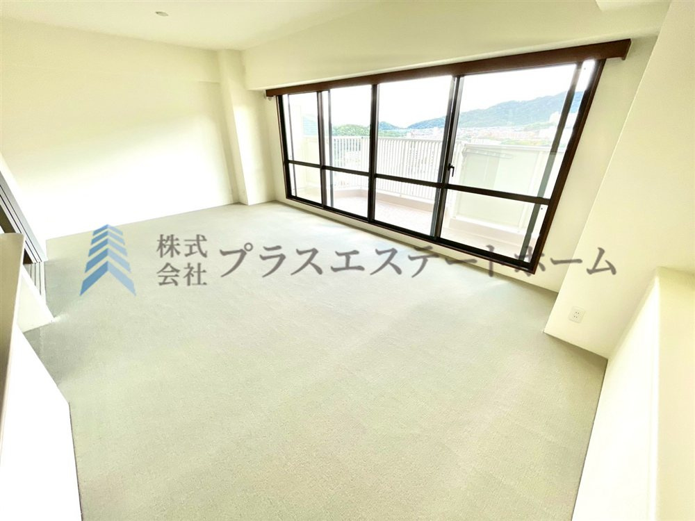 開放的なリビングでバルコニーにもサッと出られます♪
