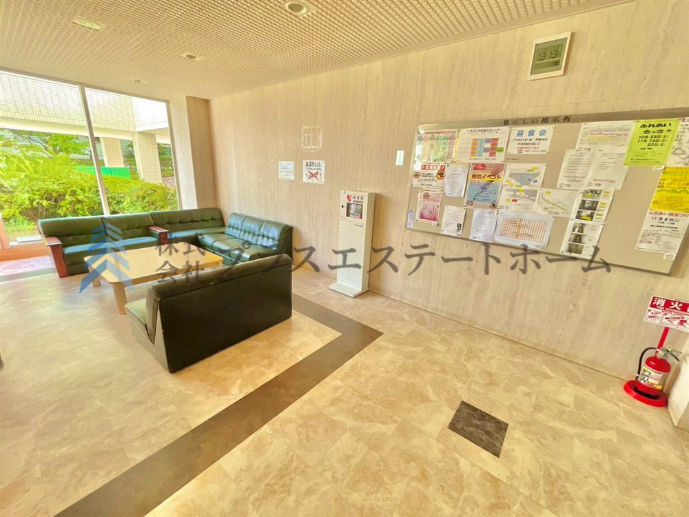 明るく緑が見えるエントランス♪お客様の一時対応もソファーで出来そうです♪