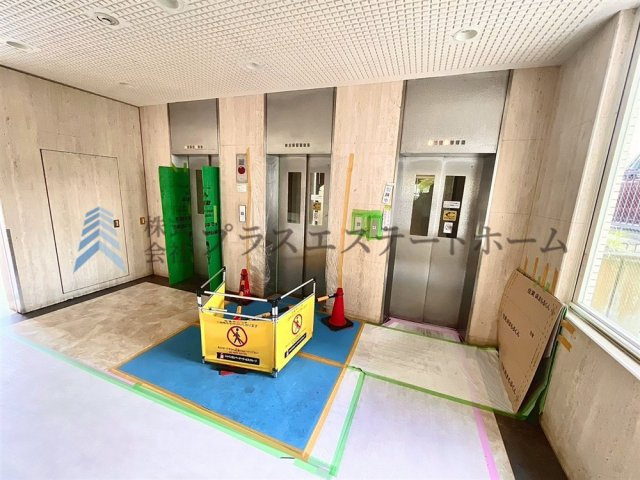 エレベーターは3基あり、忙しい朝も安心♪