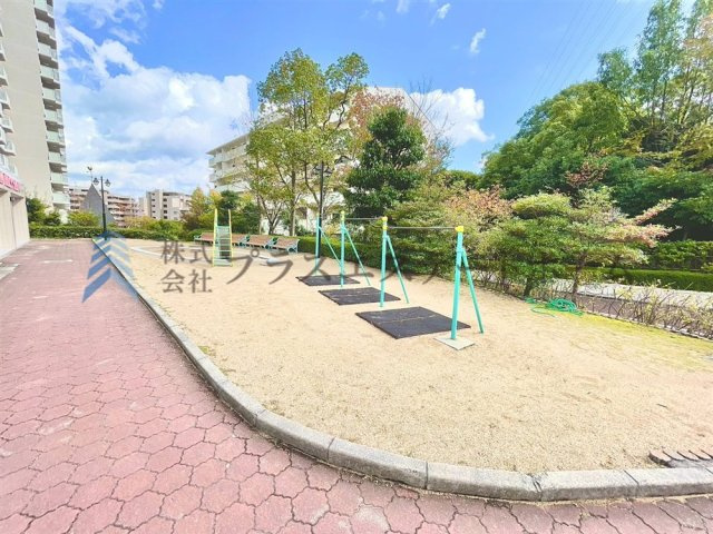 エントランスを出るとすぐに公園があります♪