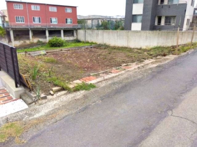 閑静な住宅地に位置する売土地です。周辺は落ち着いた住環境で、ゆったりとした暮らしを実現できます。周辺には生活施設も点在しており、利便性と住みやすさを兼ね備えた立地となっています。