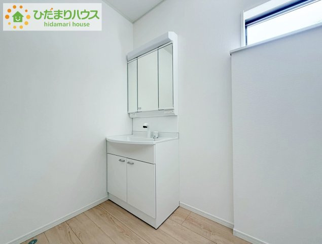 三面鏡の大きな鏡は憧れます(^^♪　鏡の後ろは収納となっていて、細かいものでも収納できるのでスッキリと整理できます！
