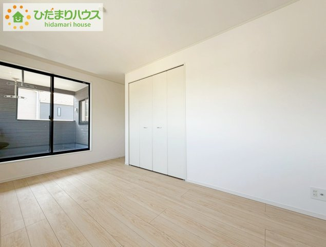 バルコニーに面していて、たっぷり光りの入る明るい主寝室です！