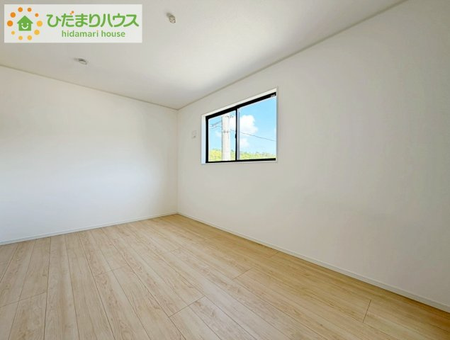 広めの主寝室は、ベッドの他にもパソコンデスクやドレッサーなども置けちゃいます(*^-^*)