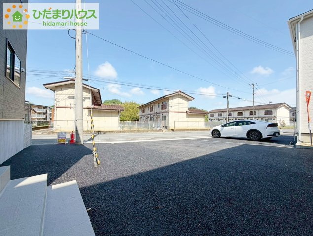 カースペース2台ＯＫ！前面道路も幅が広いため車庫入れも安心です(^^)/