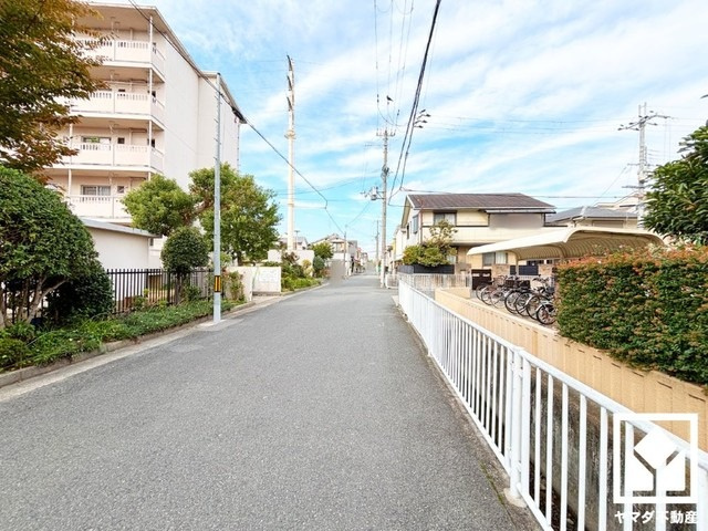 キッチンは空間を有効活用できる壁付けタイプ。キッチン横にはサービスヤードへ繋がる勝手口があり、換気やゴミ出しなどに便利です。昼間は手元が明るく、お料理がはかどります。