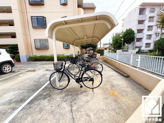 屋根付き駐輪場なので、雨や風、直射日光から自転車を守ることができます。