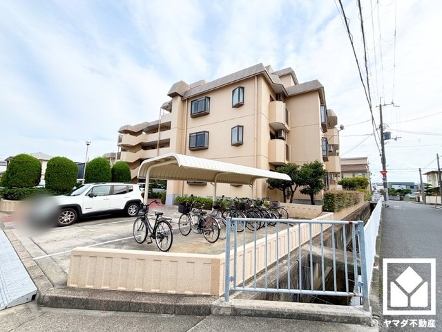 「ローソン尼崎富松町三丁目店」まで徒歩2分、「業務スーパー富松店」まで徒歩6分など、お買い物施設が徒歩圏内に複数あり便利な住環境です。