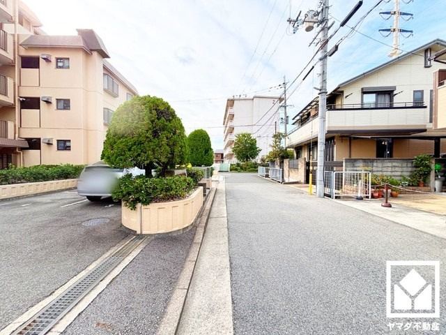 敷地南東側には、広々とした敷地に滑り台やブランコなどの遊具やガゼボが設置された「東富松北公園」があり、子育て世帯の方にもお勧めです。春には桜が美しく咲き誇ります。