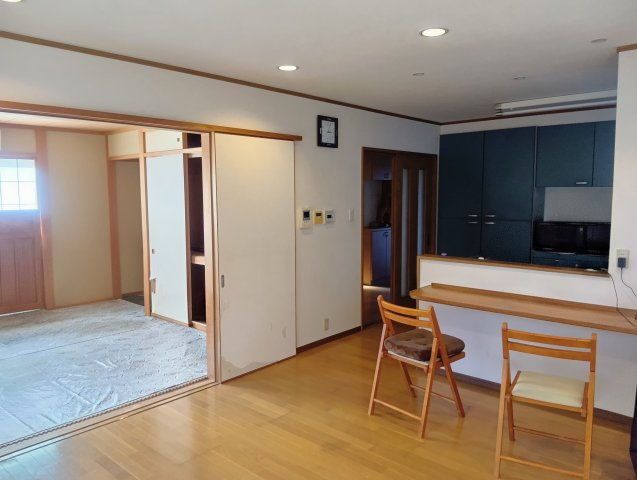 居間は隣の和室と繋がっていてくつろげる場所が広く感じられます。