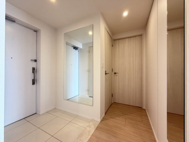 玄関には姿見鏡があり、コンパクトになりがちな玄関ですが、お部屋面積も確保しつつゆとりのある玄関スペースです。
